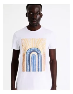 Outlet 👍 Emma Stenhouse X Blaq Blue MountaIn Placement Print Tee In White ❤️ -Fitbit Shop unnamed file 157